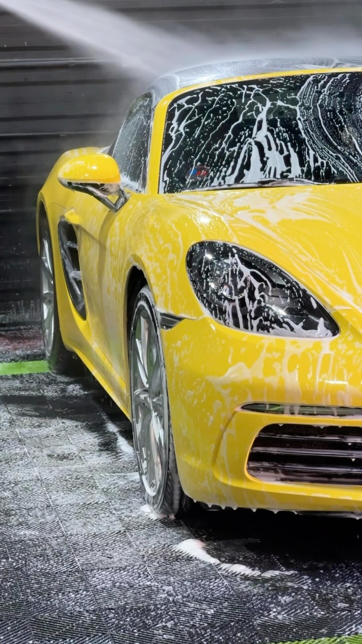 Porsche amarelo em lavagem técnica com espuma em Passo Fundo
