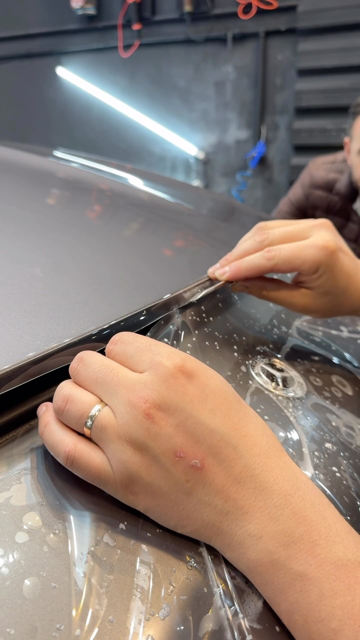 Aplicação de PPF em capô de veículo na Coser Estética Automotiva em Passo Fundo