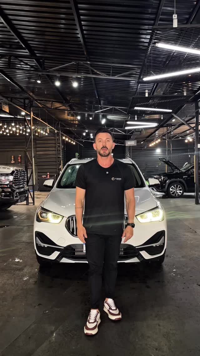 BMW branca com acabamento impecável após detalhamento automotivo