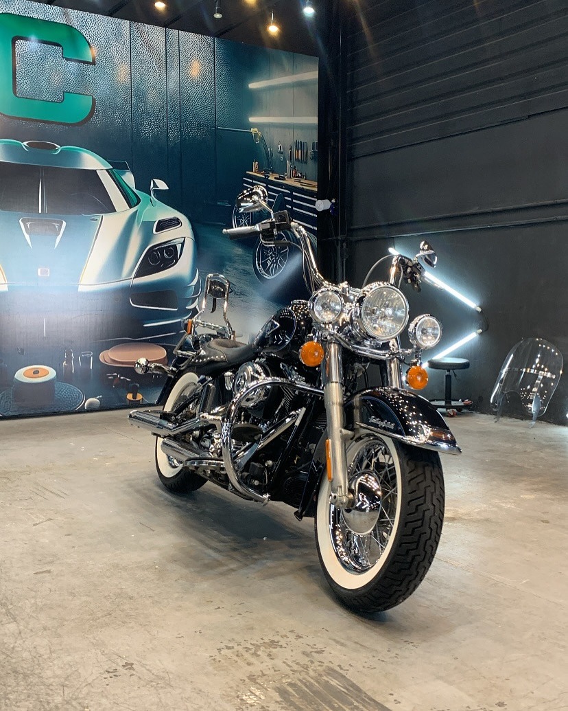 Harley-Davidson detalhada com cromados polidos
