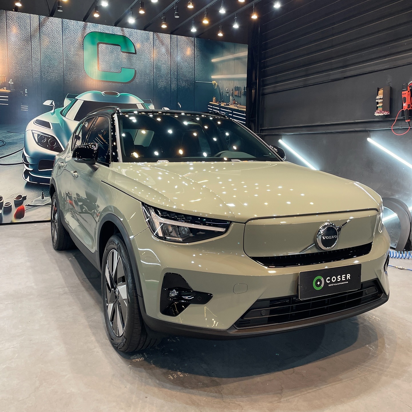 Volvo vitrificado com brilho profundo após polimento técnico em Passo Fundo