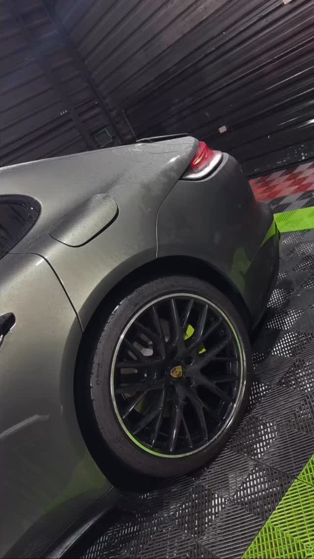 Porsche cinza com rodas detalhadas após estética automotiva em Passo Fundo